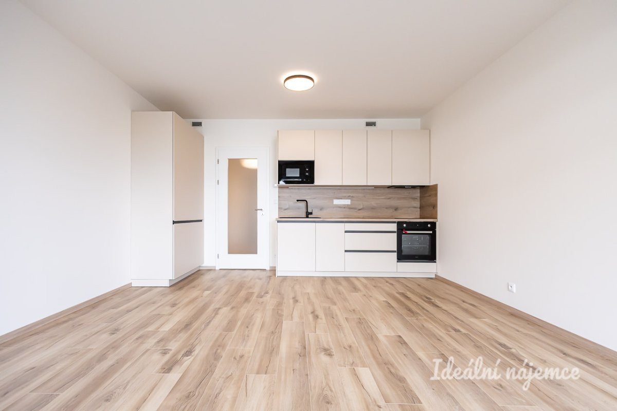 Pronájem bytu 1+kk, Poděbradská, Hloubětín, 37 m2