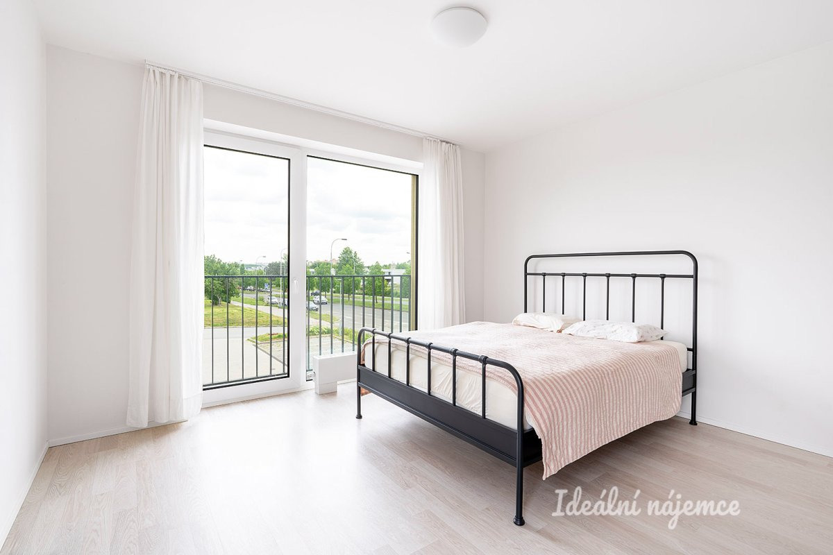 Pronájem bytu 1+kk, U Nového dvora, Lhotka, 17900 Kč/měs, 31 m2
