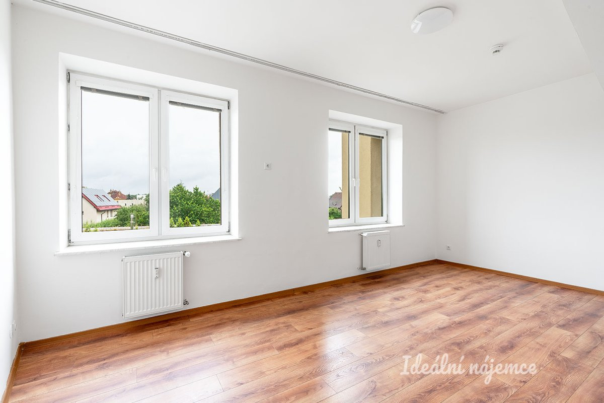 Pronájem bytu 1+kk, Suchdolské náměstí, Suchdol, 16900 Kč/měs, 32 m2