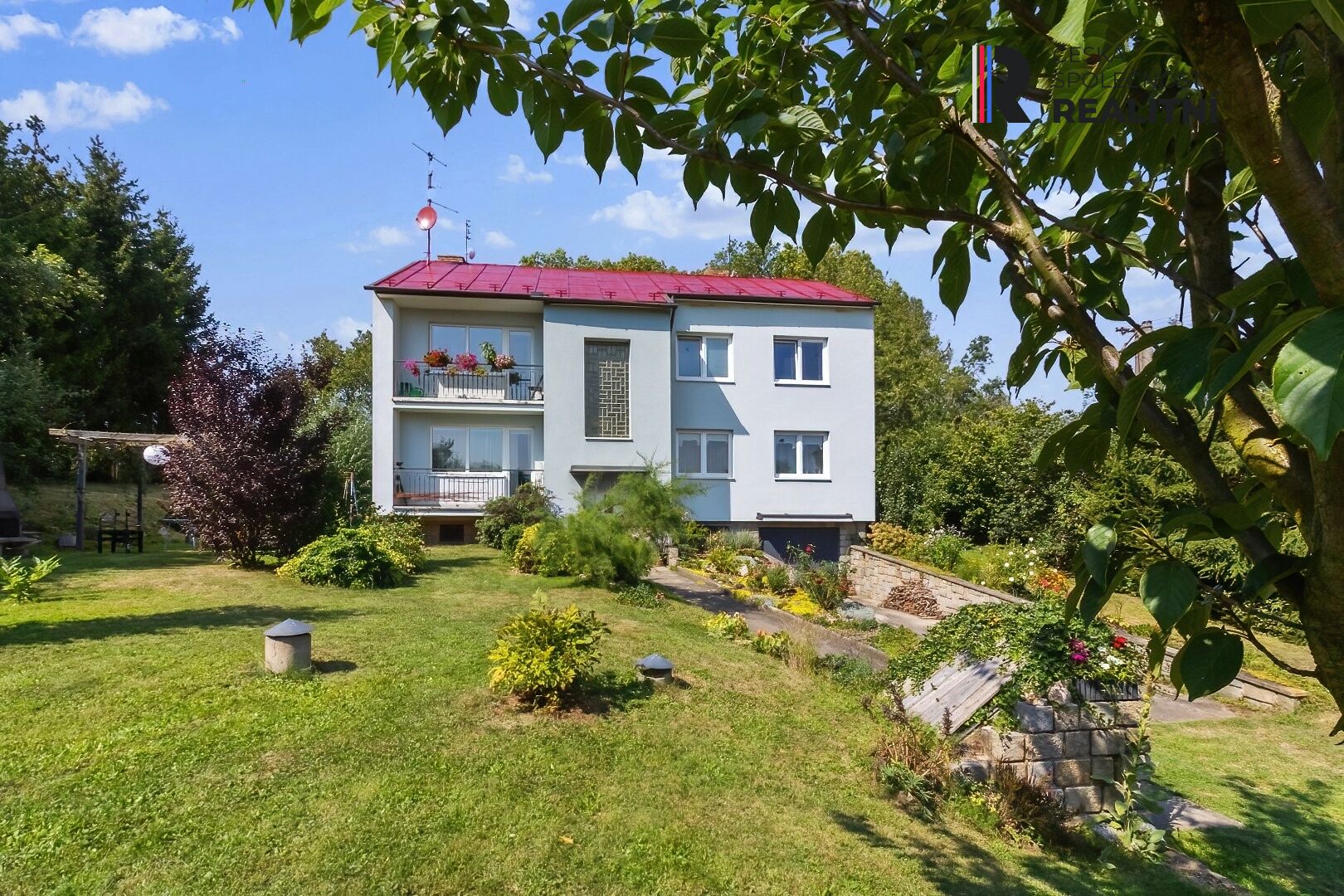 Rodinný dům 2x 4+1 s velkou dvojgaráží a velkým pozemkem