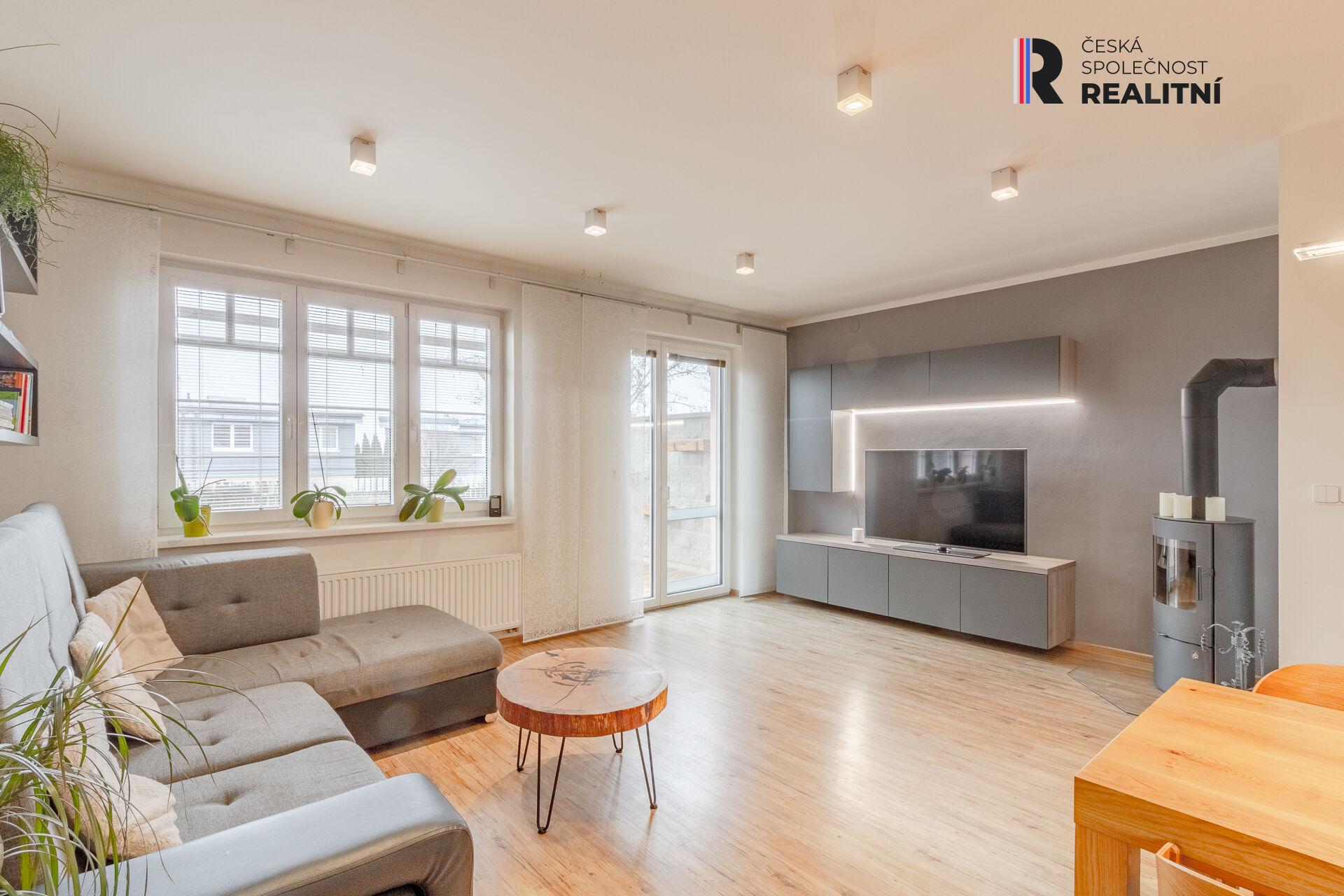 obývací pokoj s kuchyňským koutem