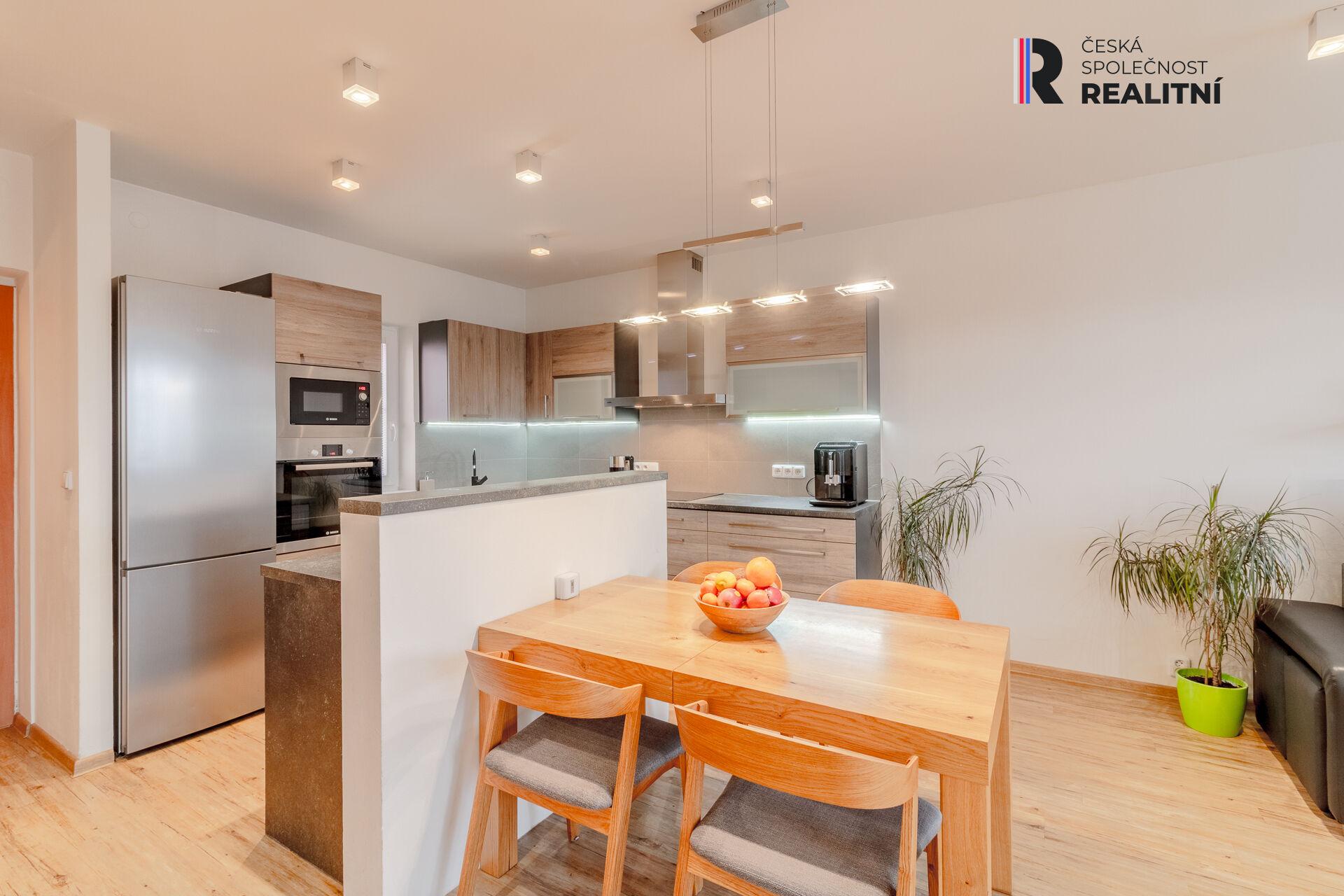 obývací pokoj s kuchyňským koutem