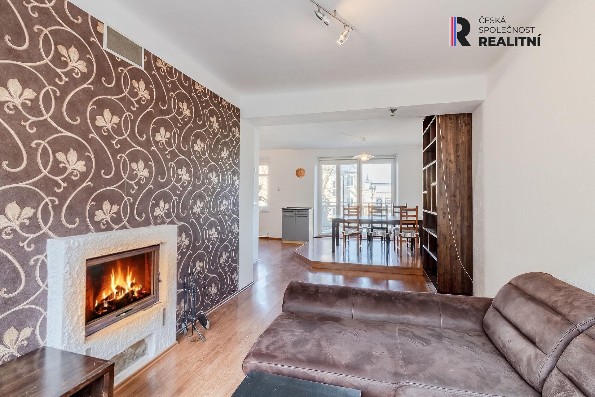 obývací pokoj s krbem