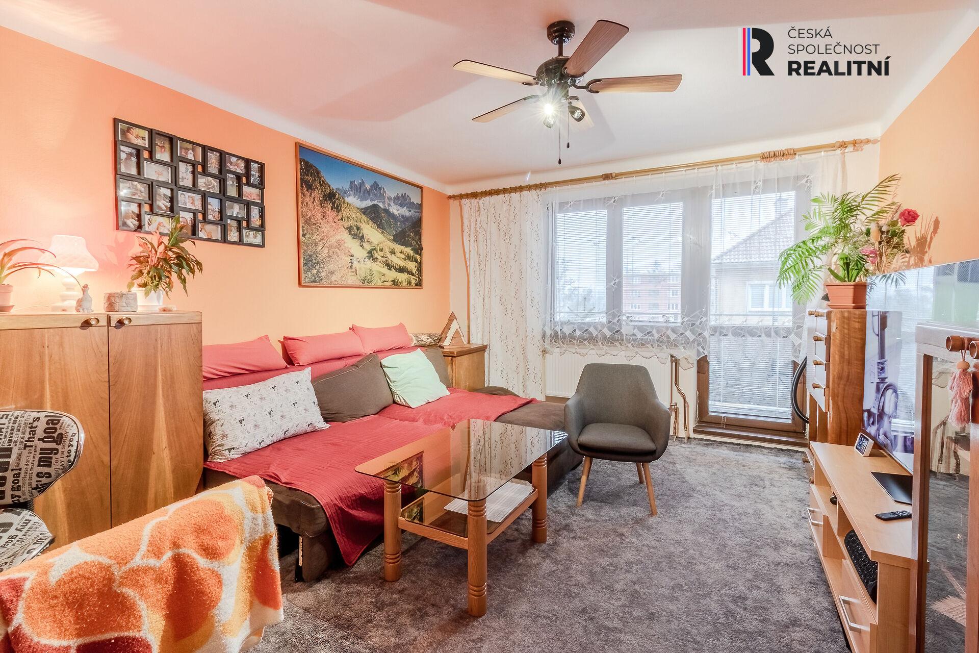 obývací pokoj s balkonem