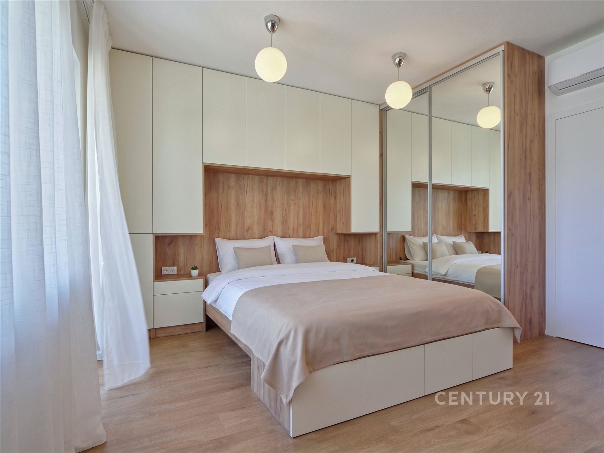 Prostorná ložnice, vestavěné skříně, parketová podlaha, moderní design, velká okna zajišťují světlost a vzdušnost, elegantní uspořádání.