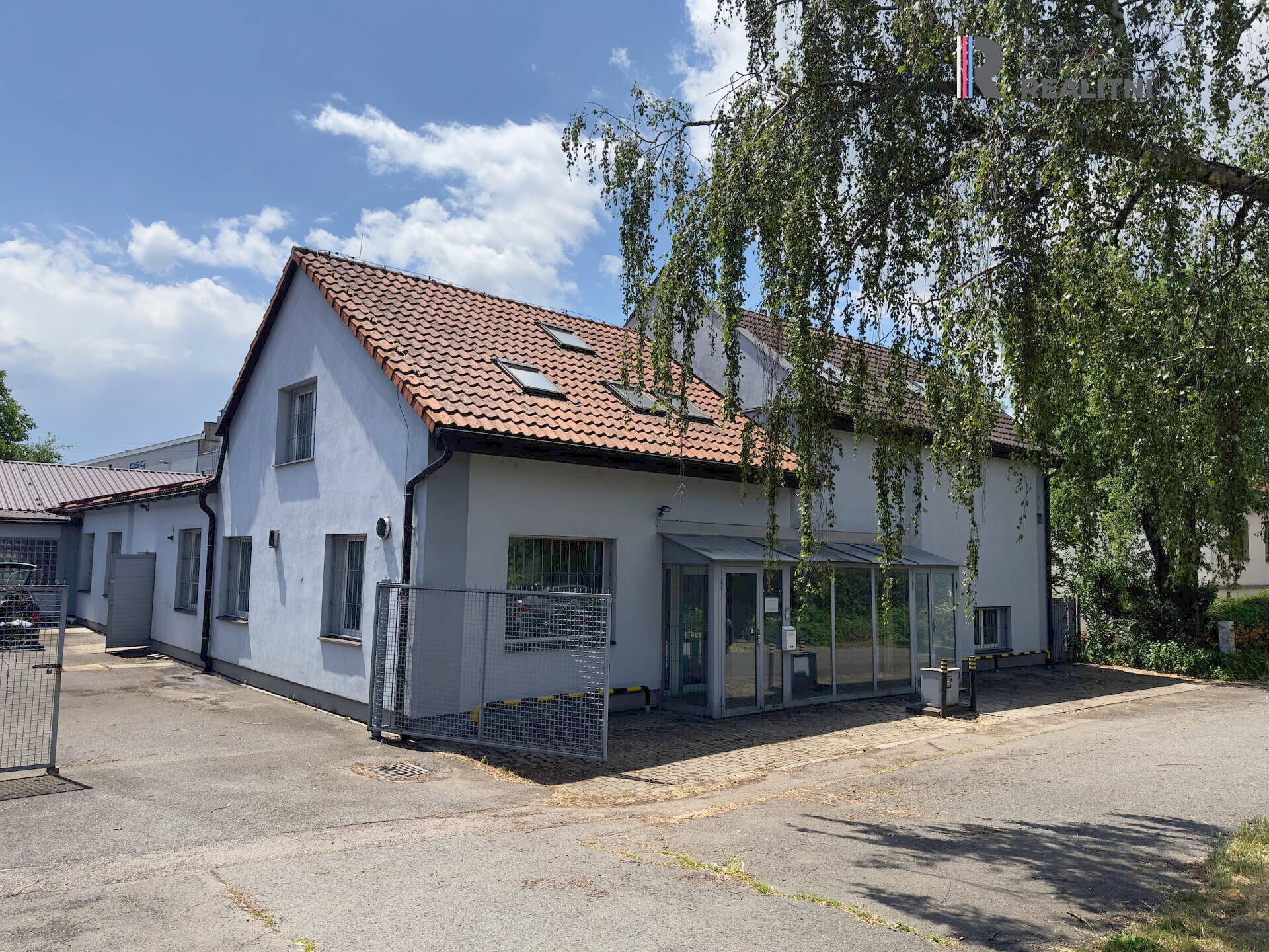 Pronájem víceúčelového komerčního objektu pro skladování, montáž nebo lehkou výrobu.