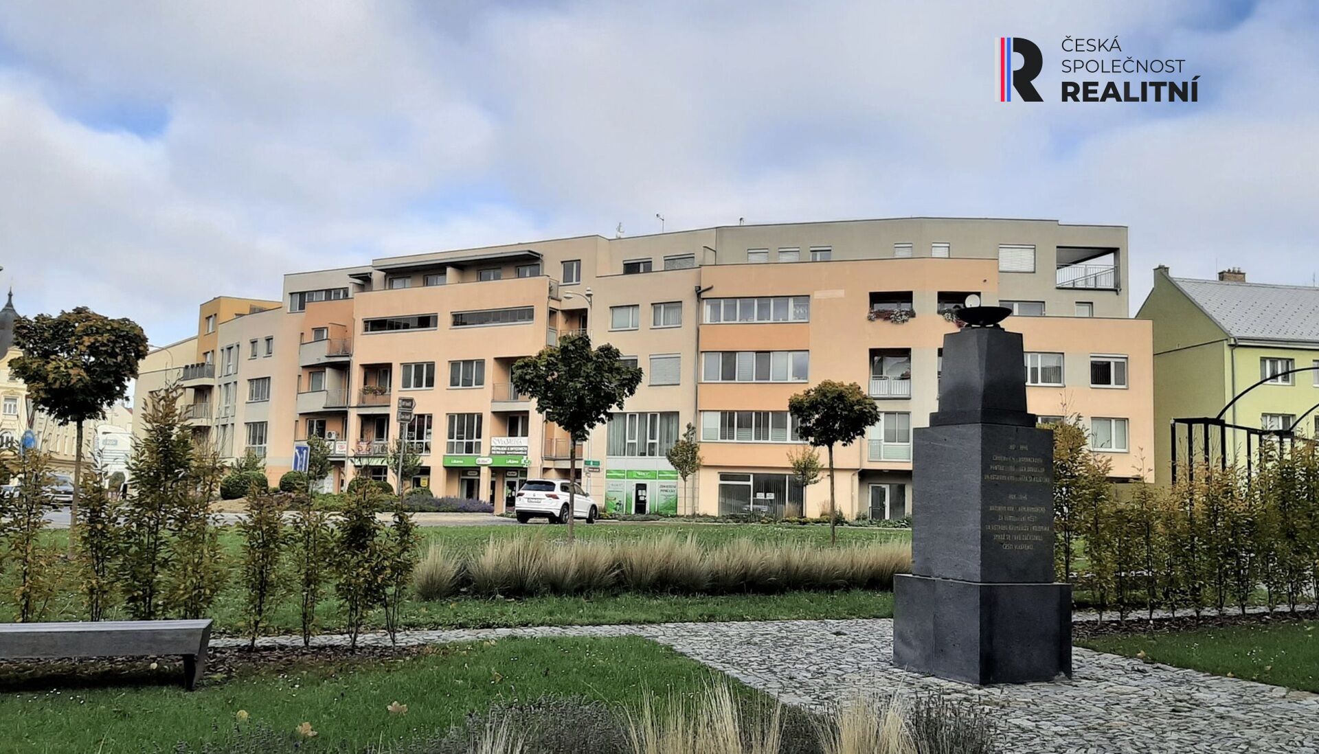 Prodej výjimečně prostorného bytu 3+2 se 3 koupelnami a terasami v srdci Kroměříže na náměstí Míru.