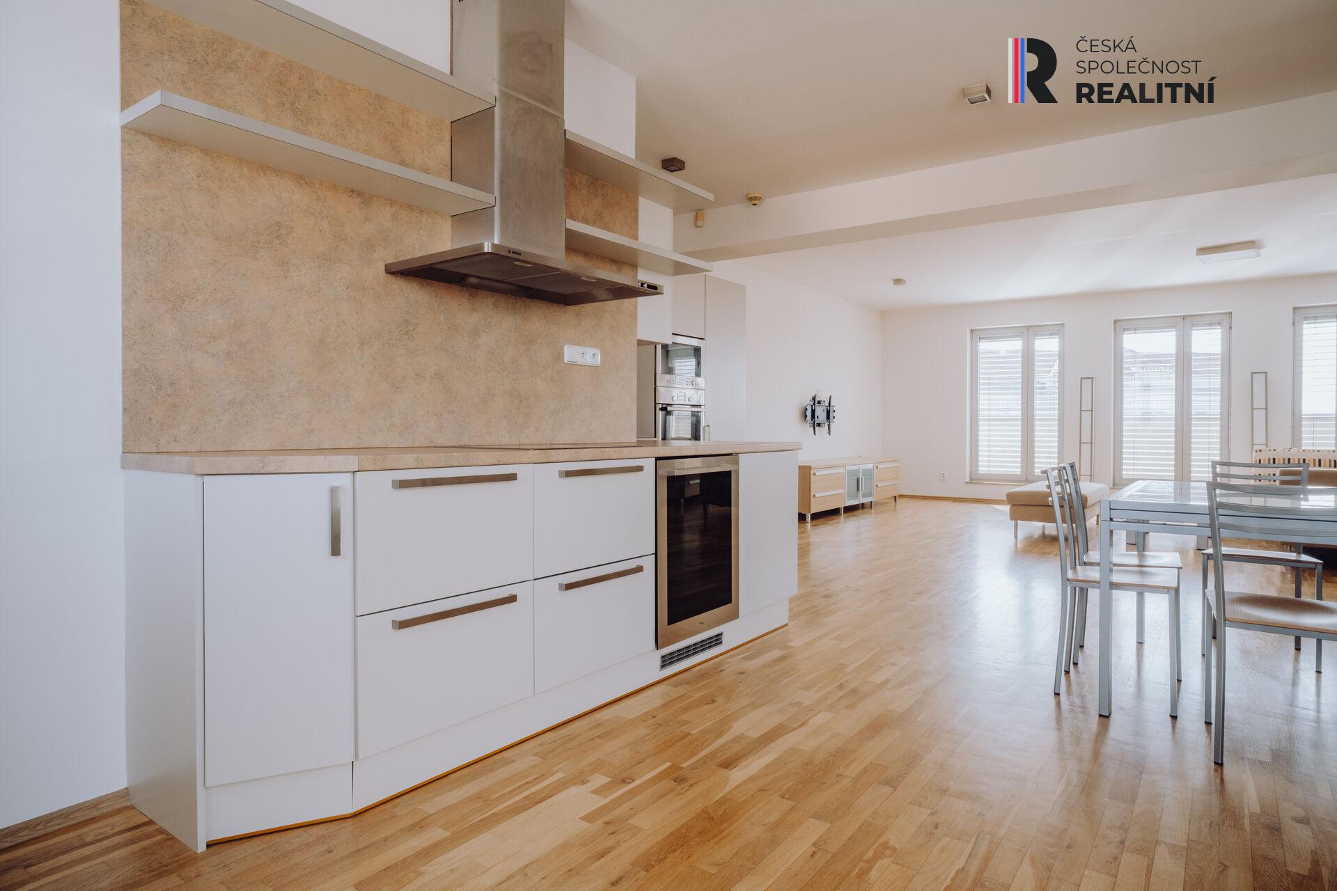 Prodej výjimečně prostorného bytu 3+2 se 3 koupelnami a terasami v srdci Kroměříže na náměstí Míru.