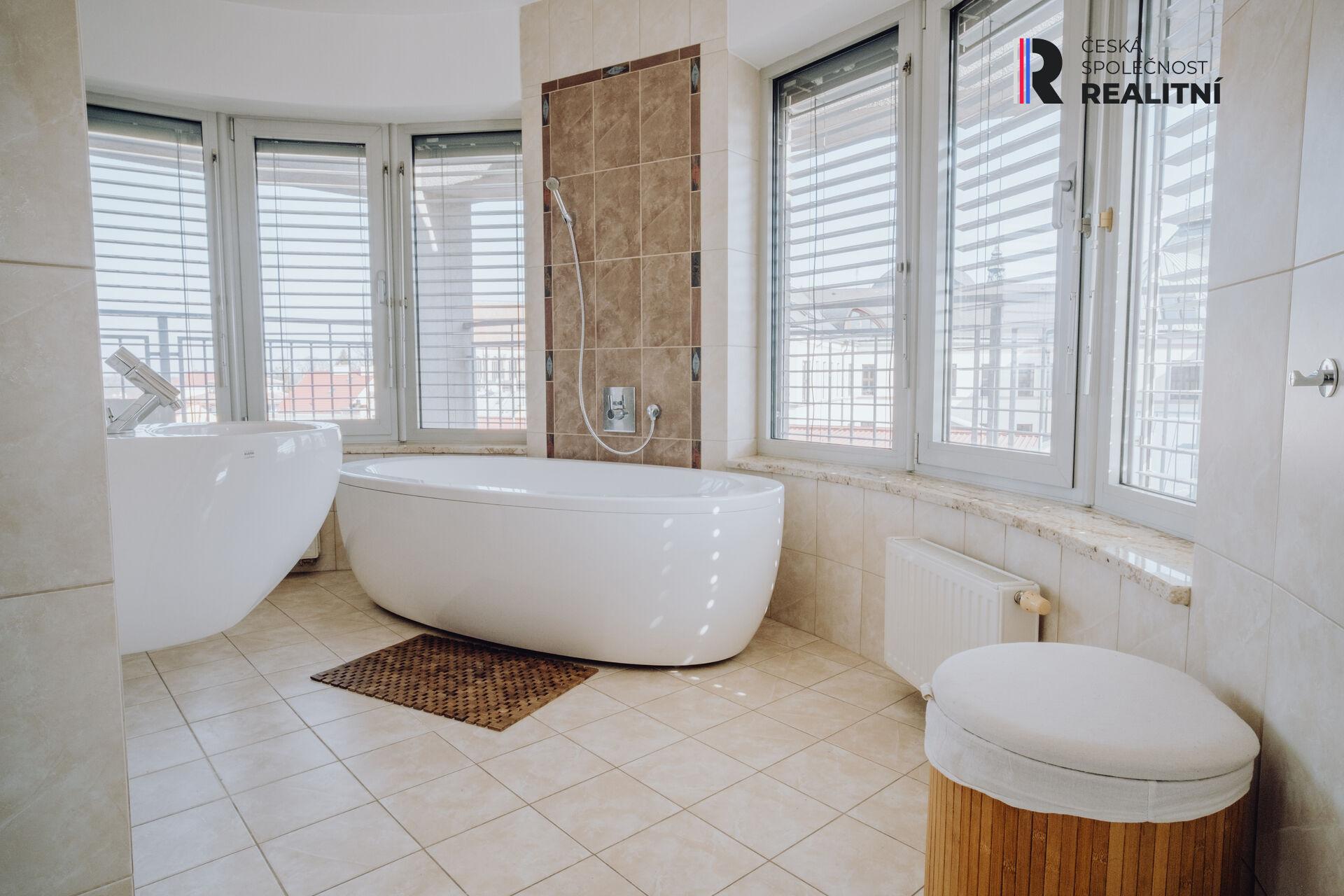 Prodej výjimečně prostorného bytu 3+2 se 3 koupelnami a terasami v srdci Kroměříže na náměstí Míru.