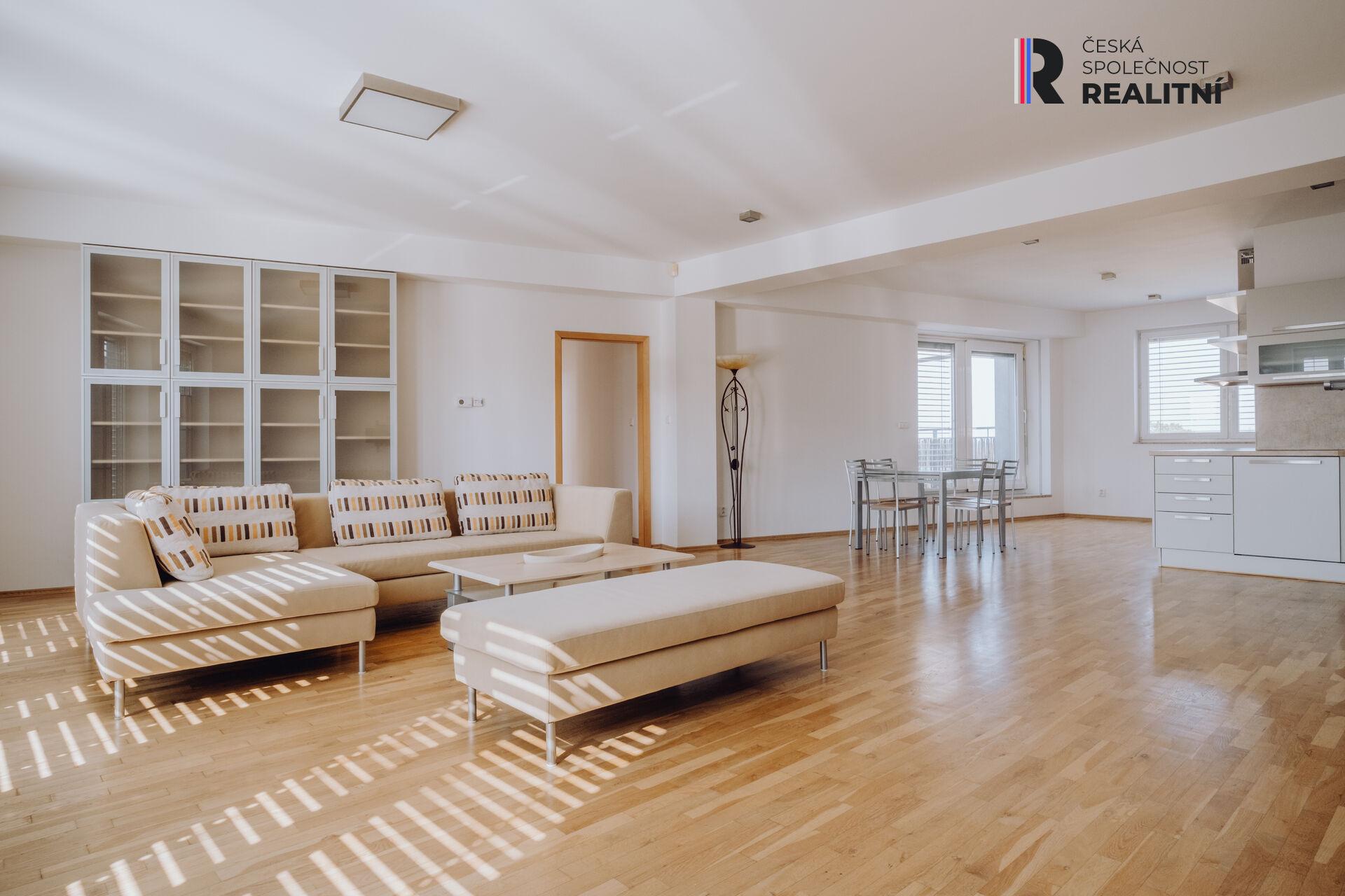 Prodej výjimečně prostorného bytu 3+2 se 3 koupelnami a terasami v srdci Kroměříže na náměstí Míru.