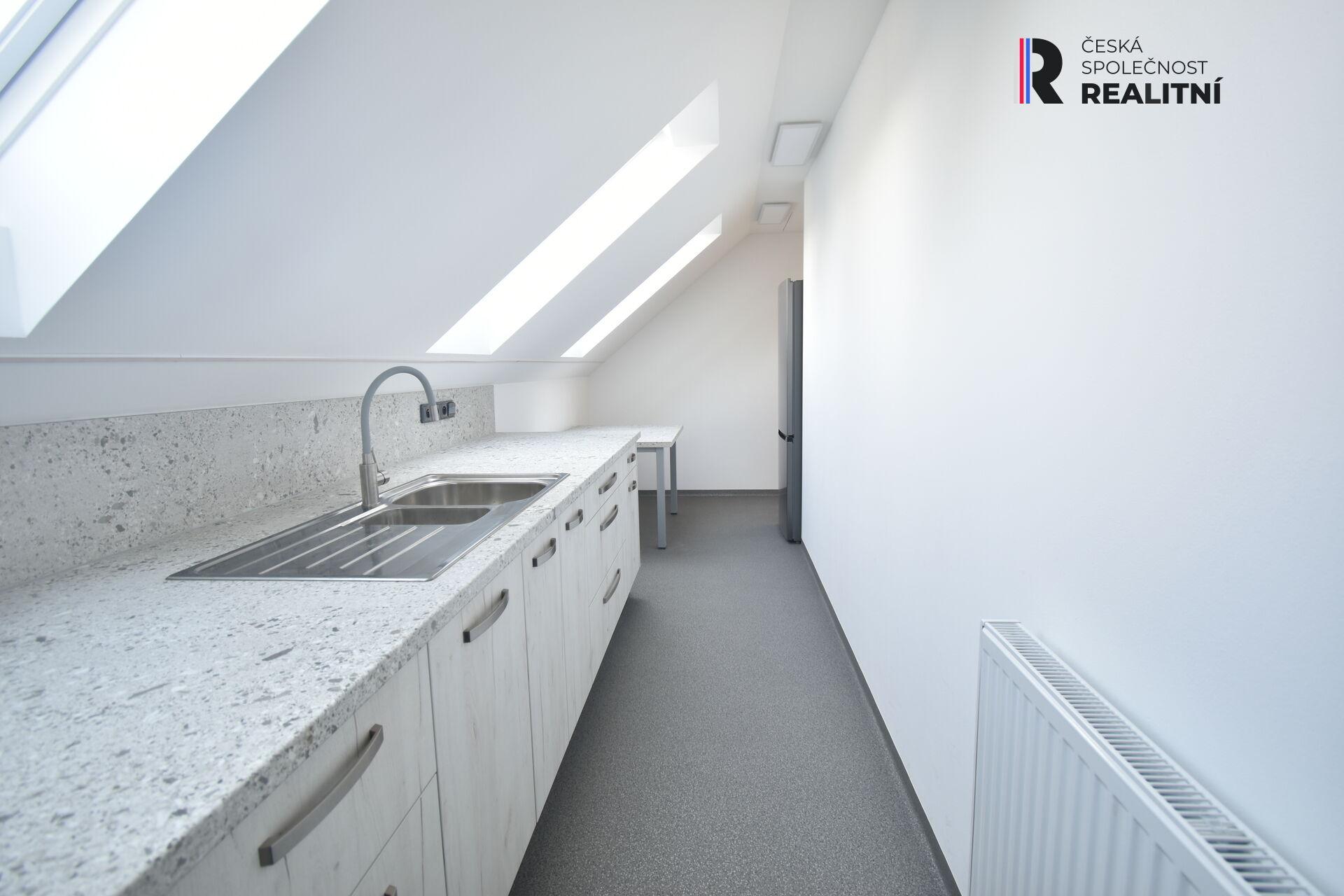 Pronájem  bytu 3+1, 77 m2 + balkon, Zlín