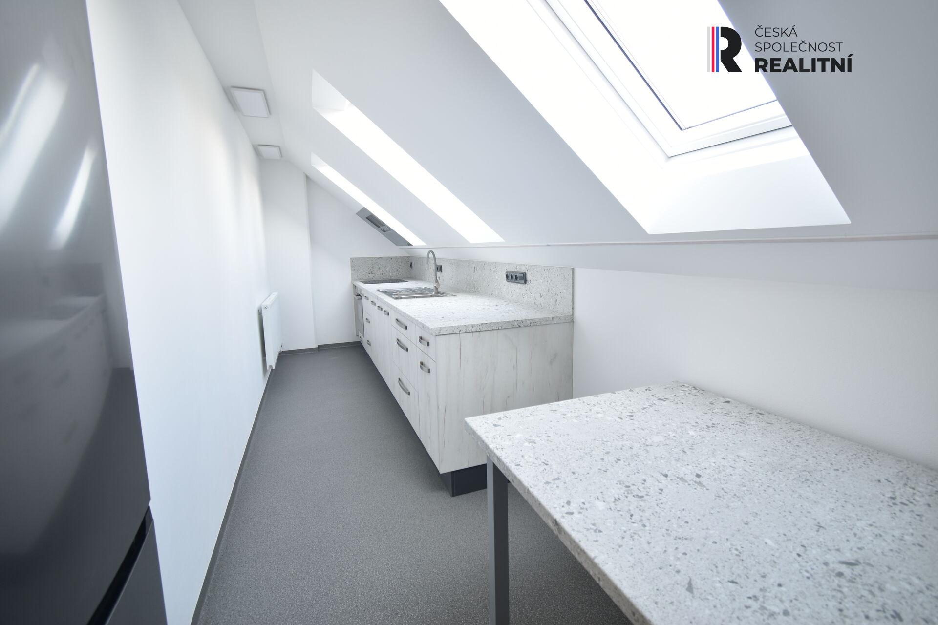 Pronájem  bytu 3+1, 77 m2 + balkon, Zlín