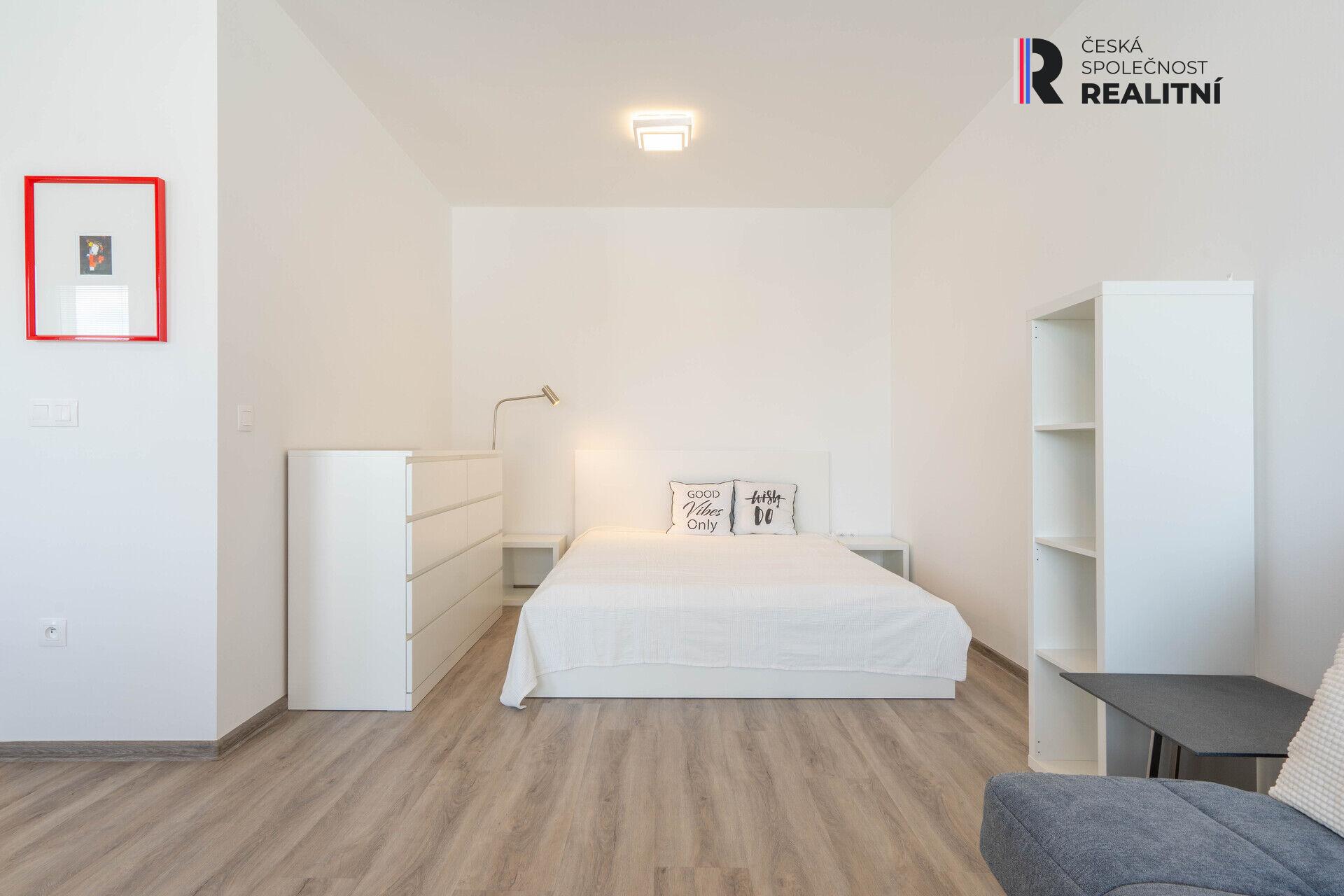 Pronájem vybaveného bytu 1kk v novostavbě BD, Zlín centrum, Lorencova ul. + kryté parkovací stání