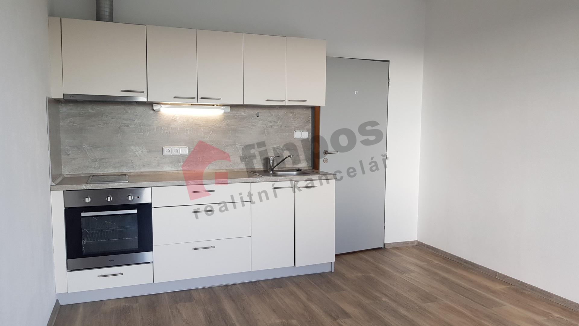 Na pronájem byt 1+KK č. 003 s velkou terasou a komorou naproti vstupním dveřím do bytu v Telči