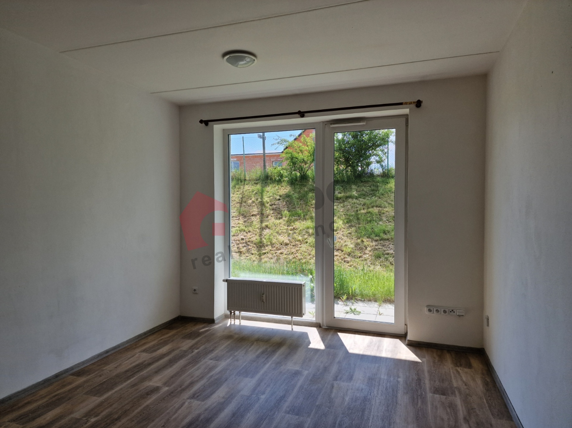 Na pronájem byt 1+KK č. 003 s velkou terasou a komorou naproti vstupním dveřím do bytu v Telči