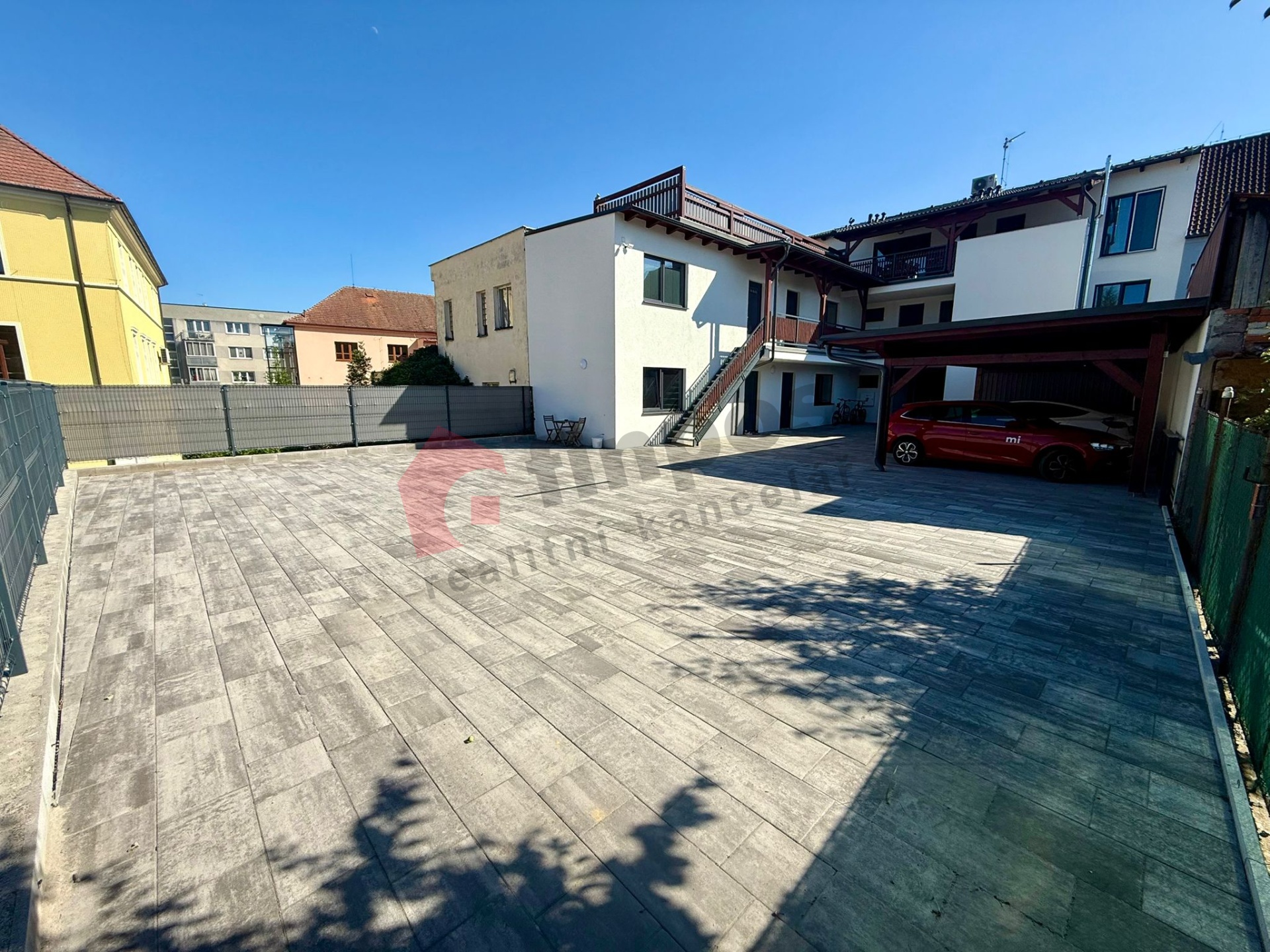 Dlouhodobý pronájem parkovacího místa v centru Přeštic, ul. Poděbradova