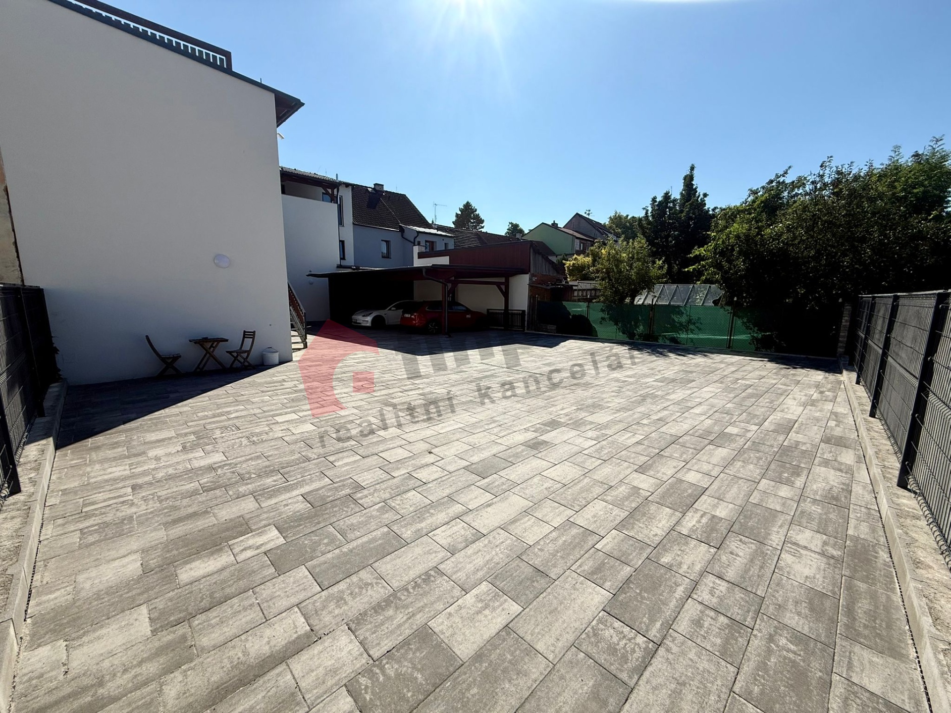 Dlouhodobý pronájem parkovacího místa v centru Přeštic, ul. Poděbradova