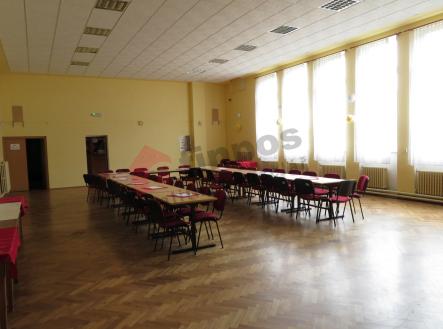 Pronájem komerčního objektu, nákupní středisko, 495 m²