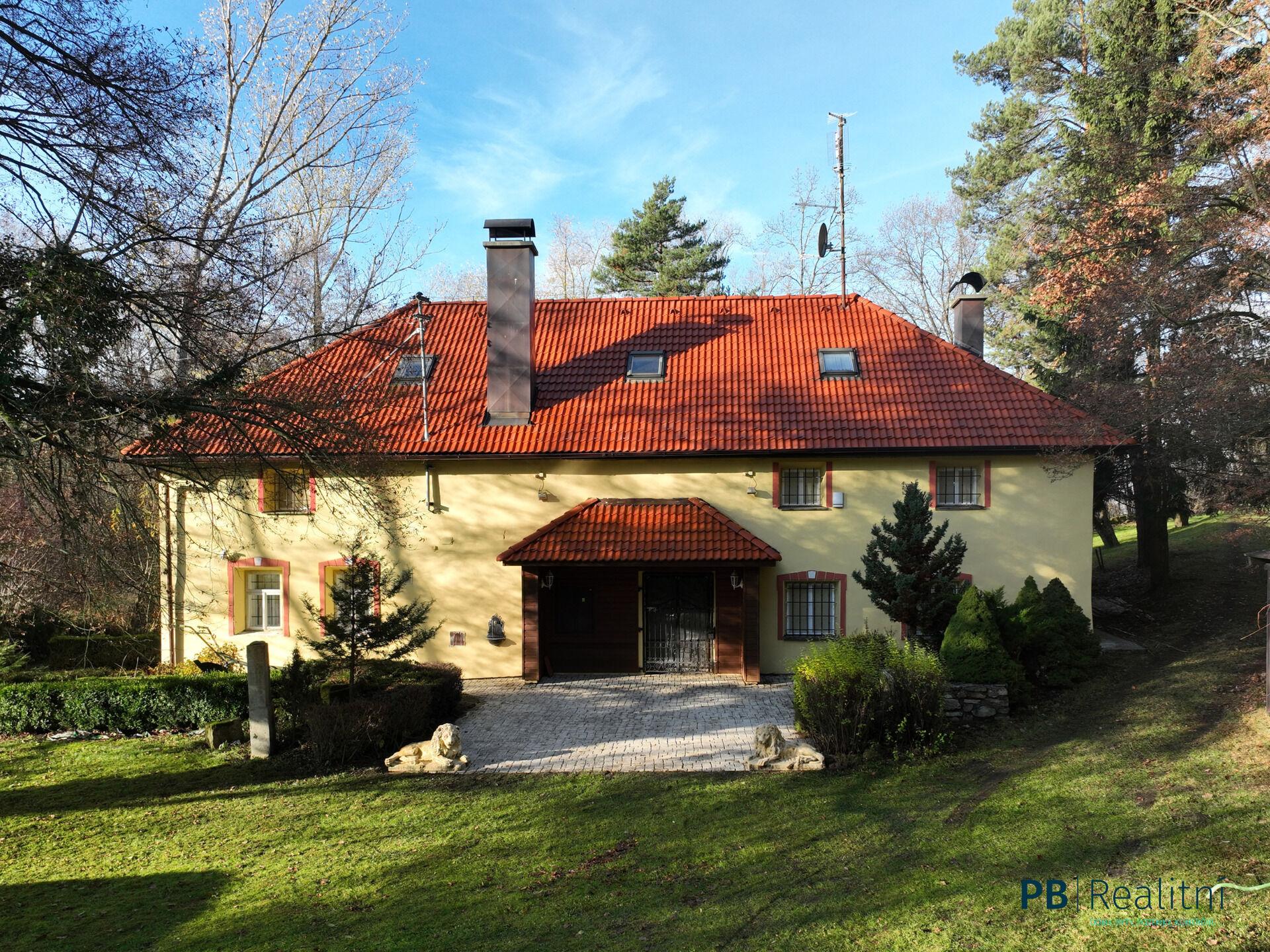 Prodej rodinného domu 450 m2, pozemek 4111 m2 v obci Křemže - Chlumeček