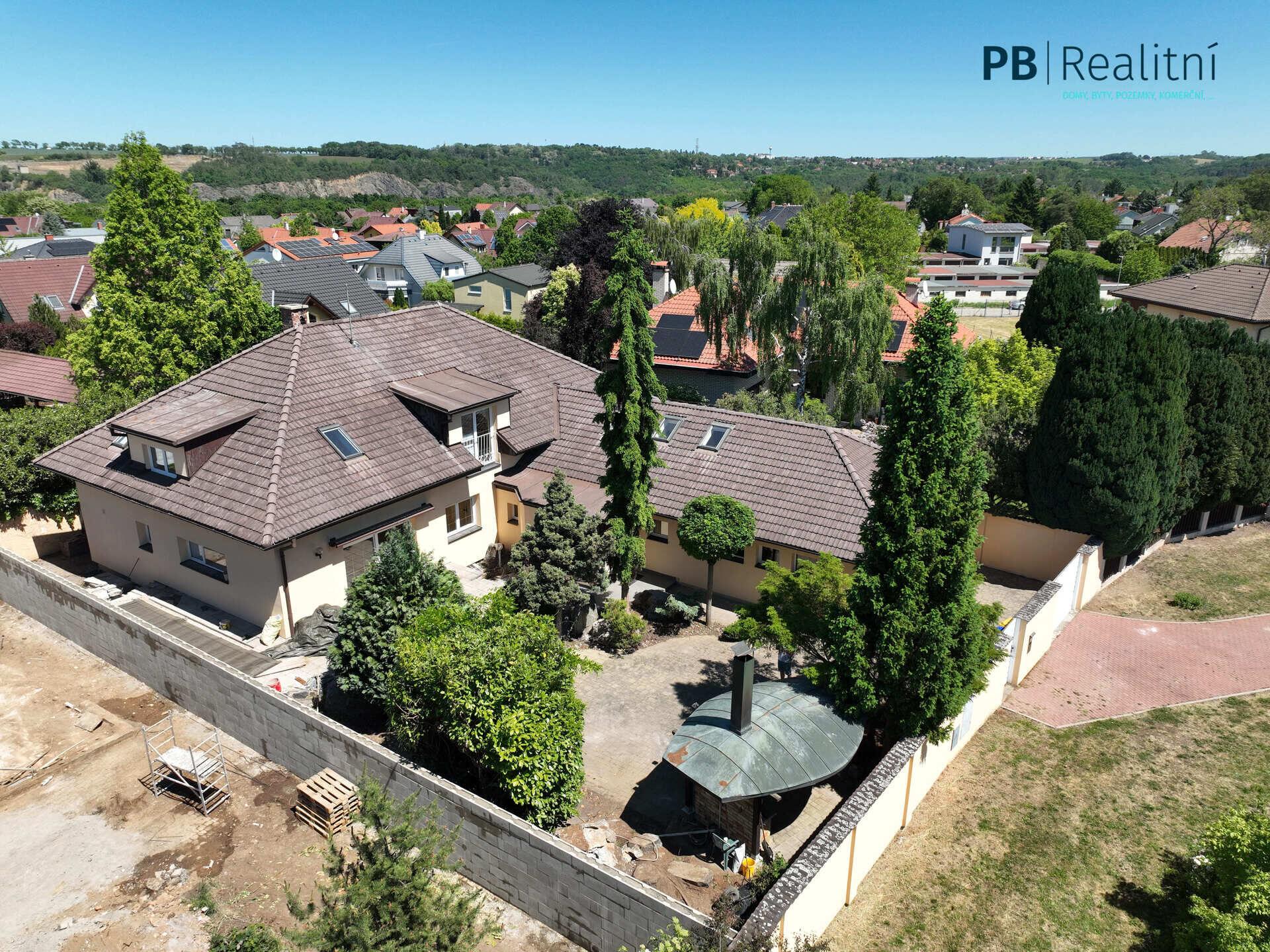 Velkorysá vila o užitné ploše 522 m² v prestižní a klidné části Roztok u Prahy