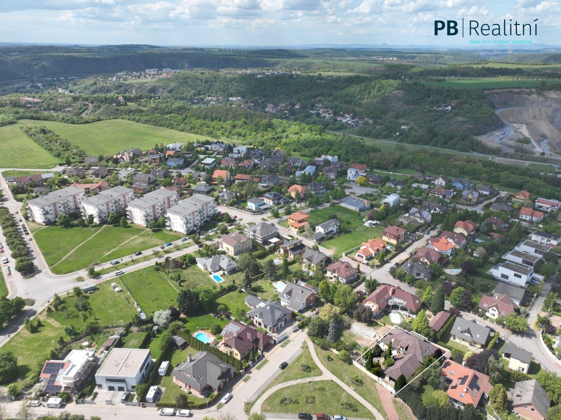 Velkorysá vila o užitné ploše 522 m² v prestižní a klidné části Roztok u Prahy