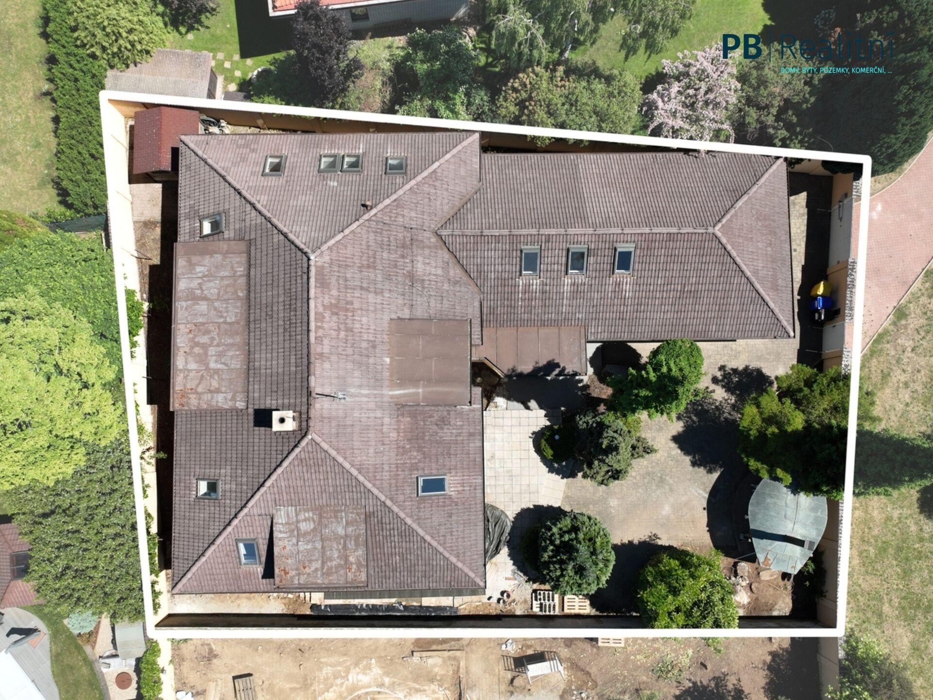 Velkorysá vila o užitné ploše 522 m² v prestižní a klidné části Roztok u Prahy