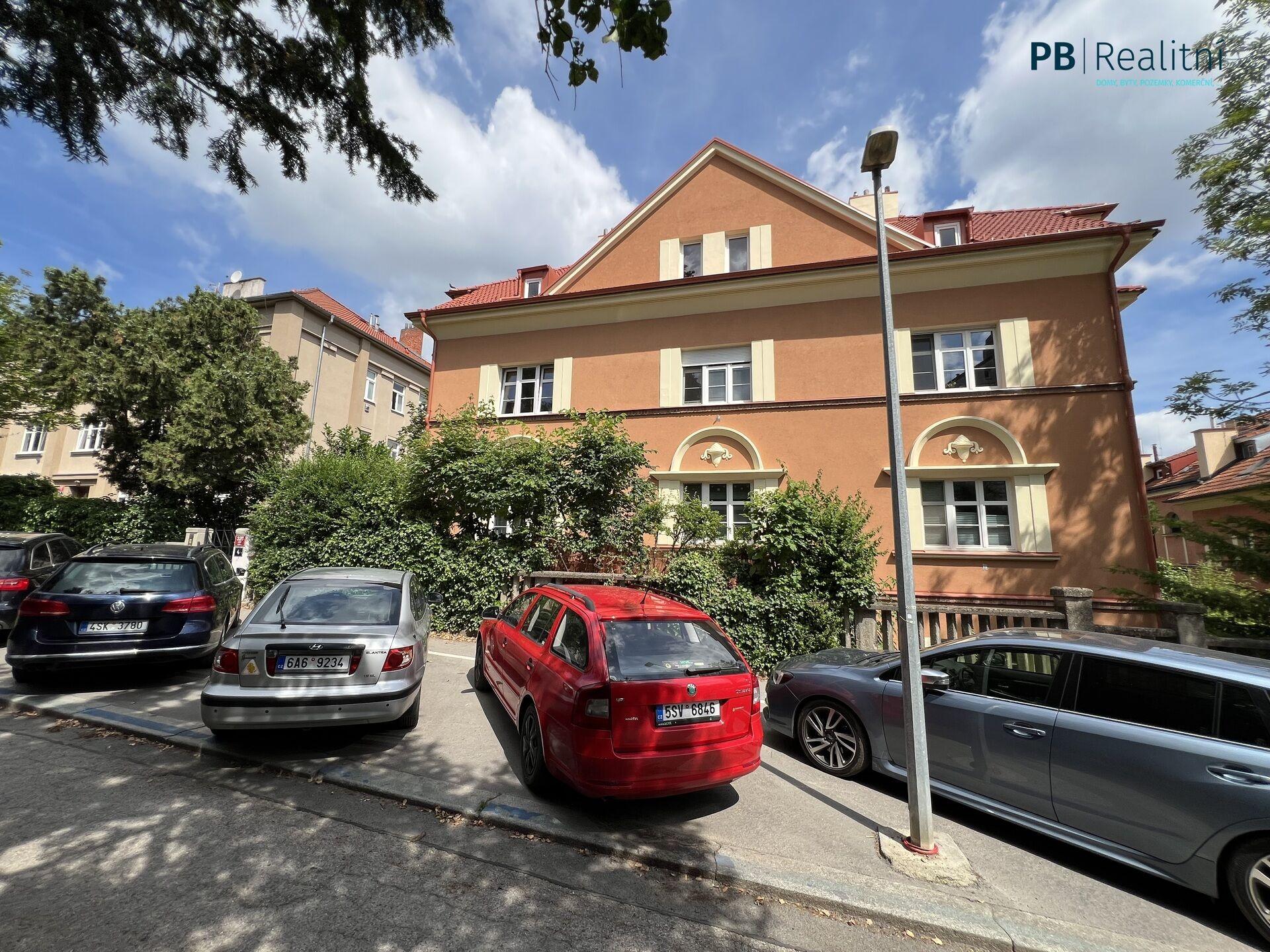 Prostorný podkrovní byt 4+1 se zahrádkou a sklepem v klidné části Prahy 5 – Košíře