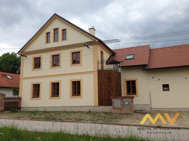 Pronájem pěkného bytu na venkově 2+kk, 52 m2, obec Hoděšovice. 