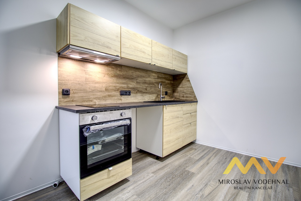 Stylový ateliér 2+kk, 59 m² – moderní bydlení či reprezentativní prostor ve Smiřicích.