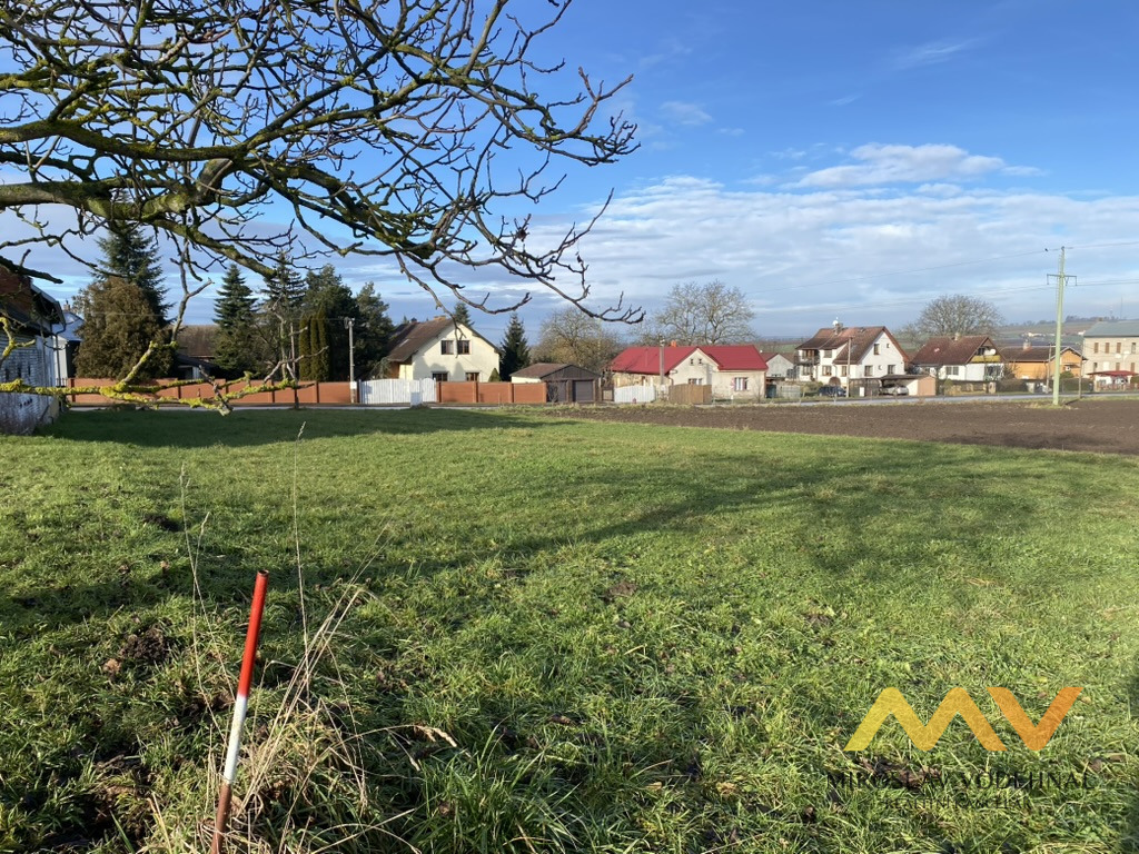 Prodej stavebního pozemku 1293 m² v Rosnicích u Všestar.