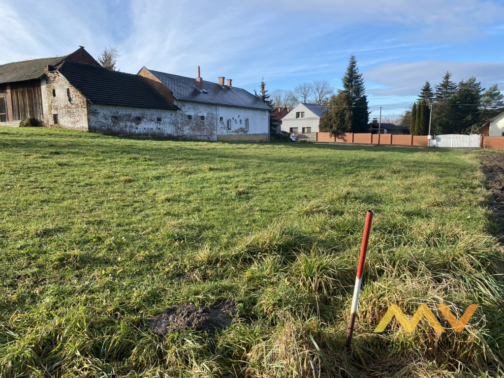 Prodej stavebního pozemku 1293 m² v Rosnicích u Všestar.