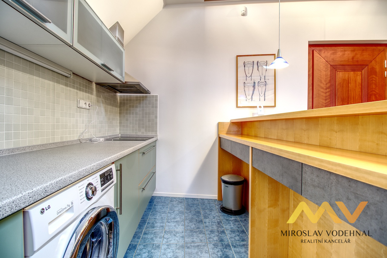 Pronájem podkrovního apartmánu 1+kk o rozloze 98 m² v centru Hradce Králové – Malé náměstí.