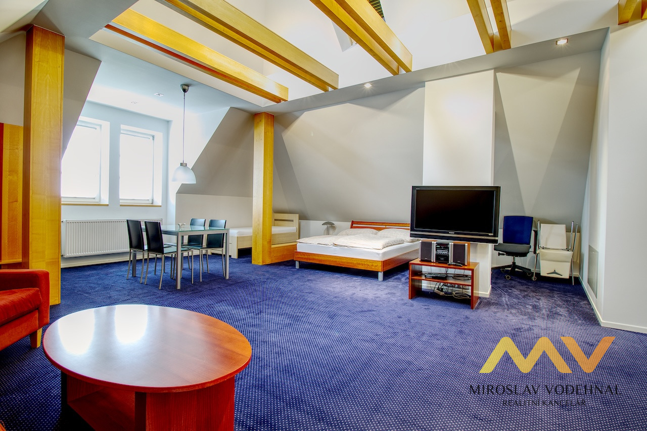 Pronájem podkrovního apartmánu 1+kk o rozloze 98 m² v centru Hradce Králové – Malé náměstí.