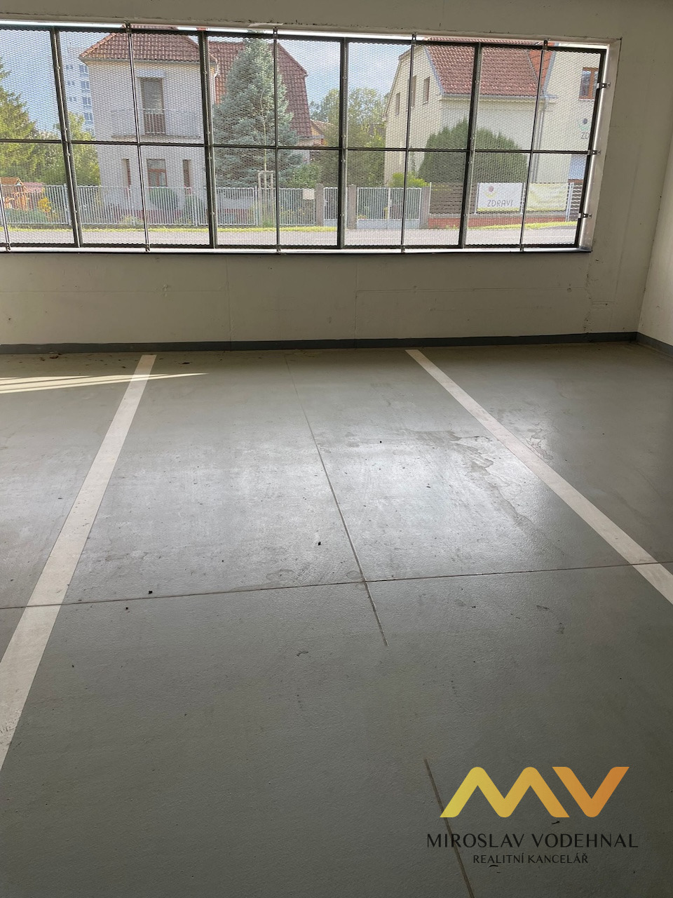 Pronájem garážového parkovacího stání, 12 m² – Hradec Králové, ul. Kubelíkova.