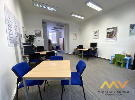 Pronájem komerčního objektu, administrativní budova, 306 m²