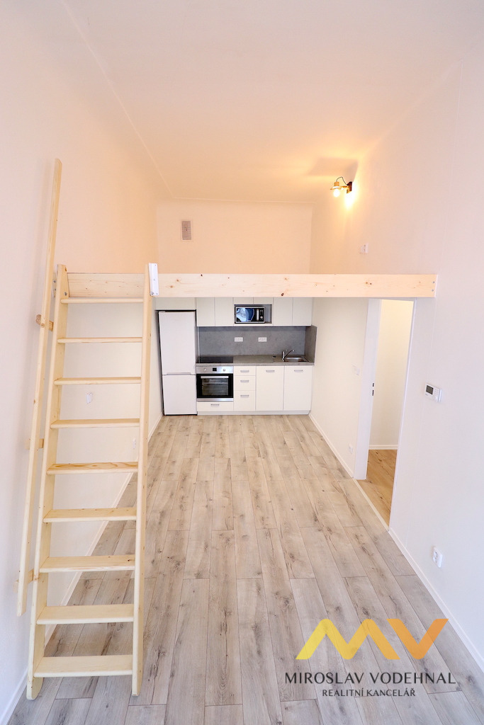 Pronájem atypického  bytu 2+kk, 36 m2 + galerie 8 m2, Hradec Králové – centrum.