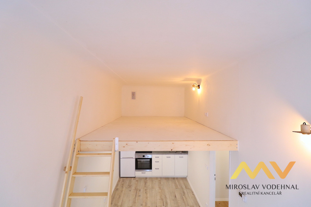 Pronájem atypického  bytu 2+kk, 36 m2 + galerie 8 m2, Hradec Králové – centrum.