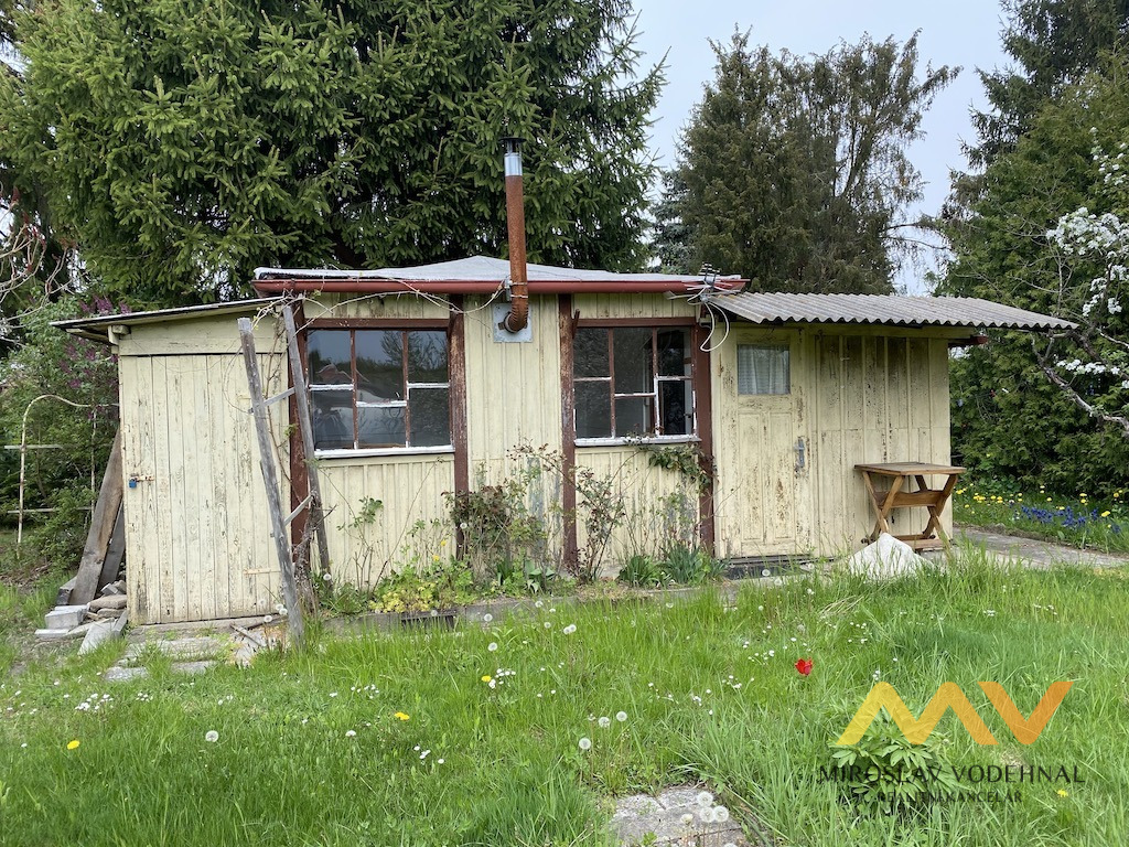 Pronájem chatky 20 m2 se zahradou 500 m2, Hradec Králové - Malšovice.