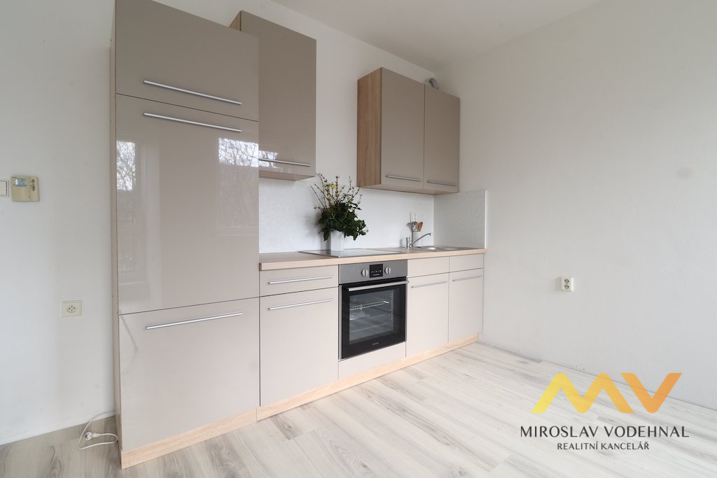 Pronájem útulného bytu 1+kk, 33 m², Hradec Králové – ul. Ve Stromovce. 