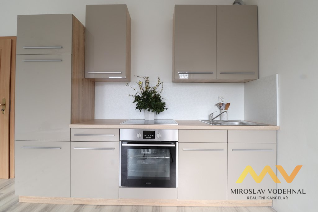 Pronájem útulného bytu 1+kk, 33 m², Hradec Králové – ul. Ve Stromovce. 