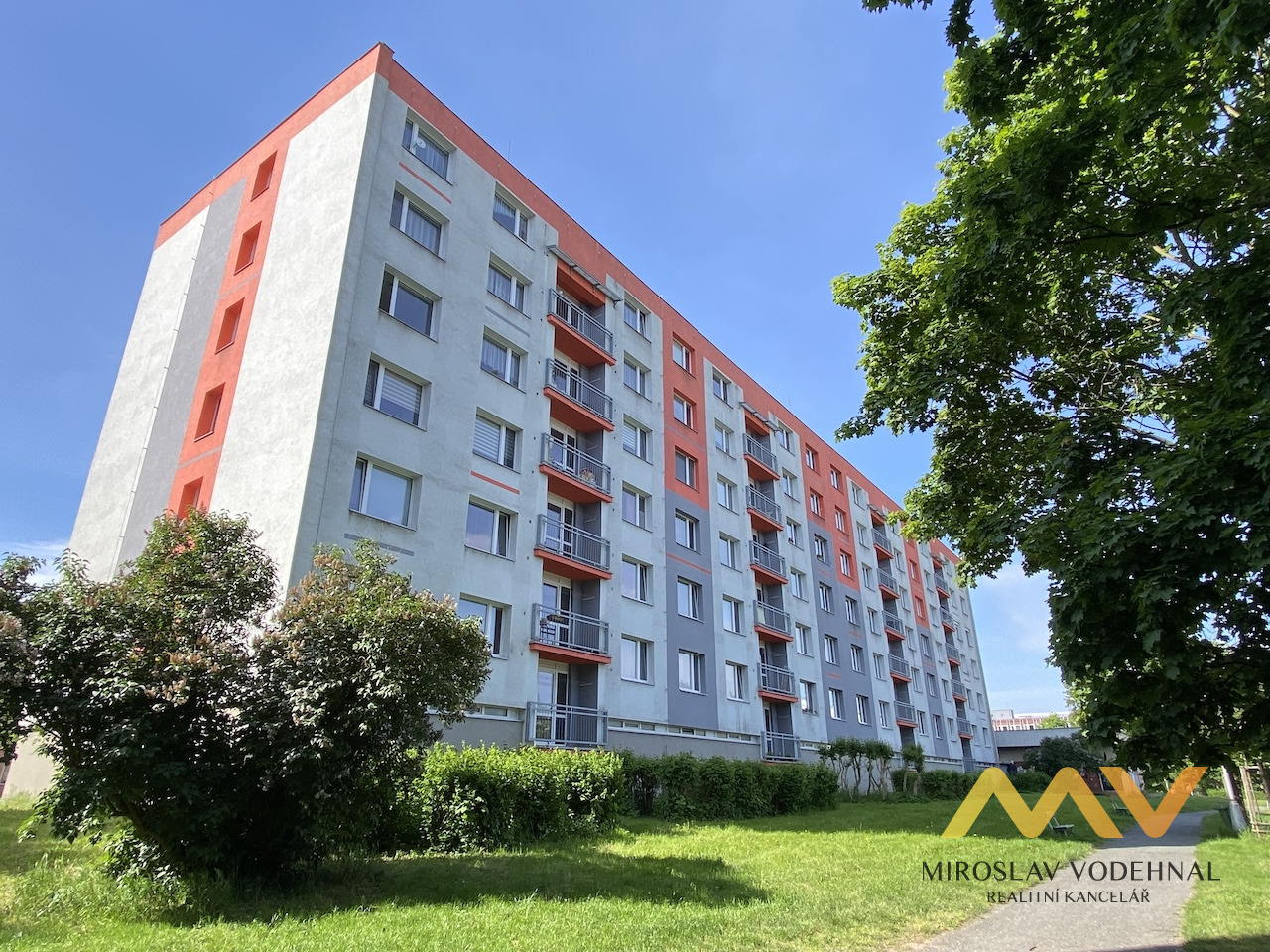 Pronájem rekonstruovaného bytu 2+1 s lodžií, 66 m², Hradec Králové – ul. Fričova. 