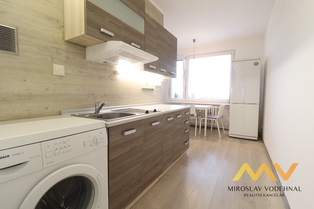 Pronájem rekonstruovaného bytu 2+1 s lodžií, 66 m², Hradec Králové – ul. Fričova. 