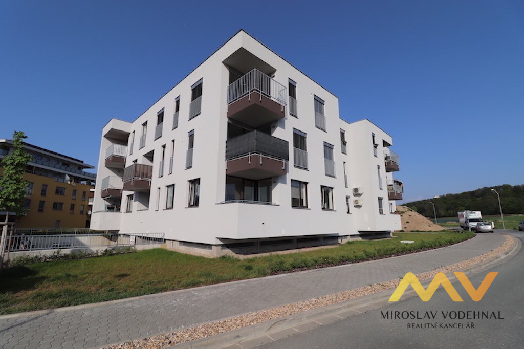 Pronájem moderního bytu 2+kk s lodžií a parkovacím stáním, 62 m² – Hradec Králové, Třebeš.