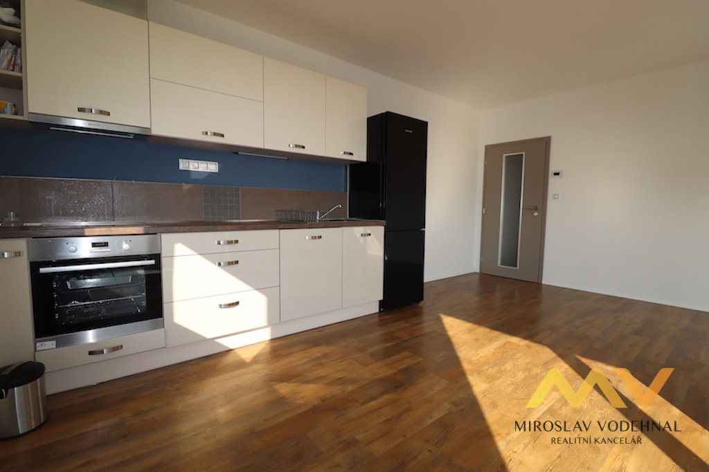Pronájem moderního bytu 2+kk s lodžií a parkovacím stáním, 62 m² – Hradec Králové, Třebeš.