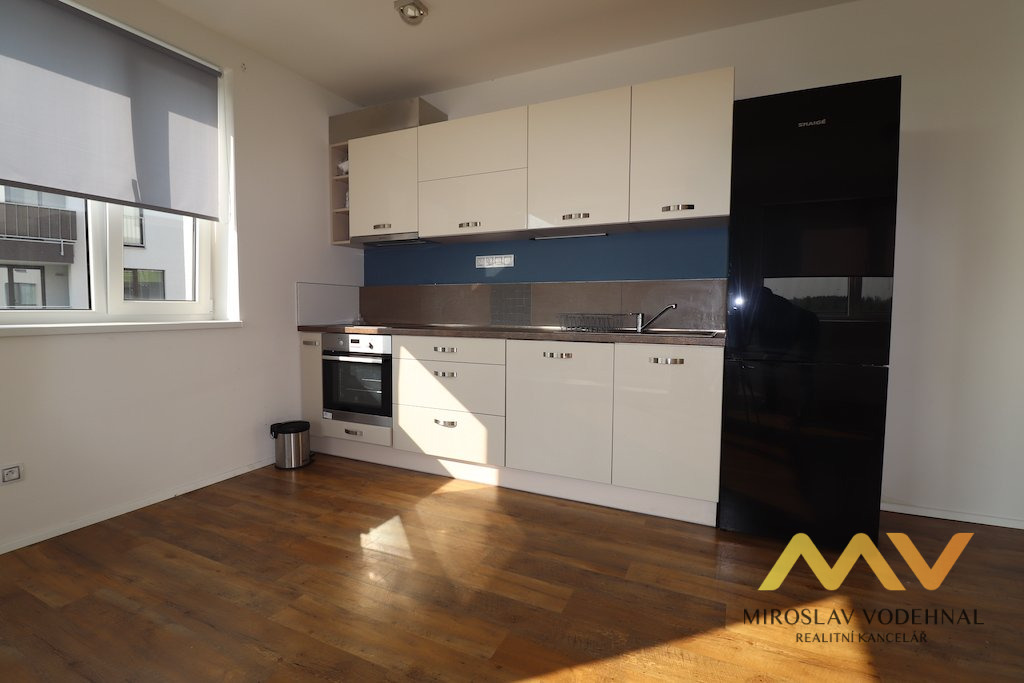 Pronájem moderního bytu 2+kk s lodžií a parkovacím stáním, 62 m² – Hradec Králové, Třebeš.