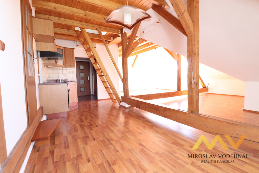 Pronájem atypického podkrovního bytu 2+kk, 65 m², Hradec Králové – centrum, ul. Nerudova.