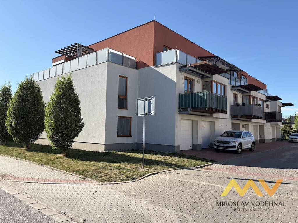 Pronájem bytu 2+kk s balkonem a 2 parkovacími místy, 66 m², Hradec Králové – Svobodné Dvory.