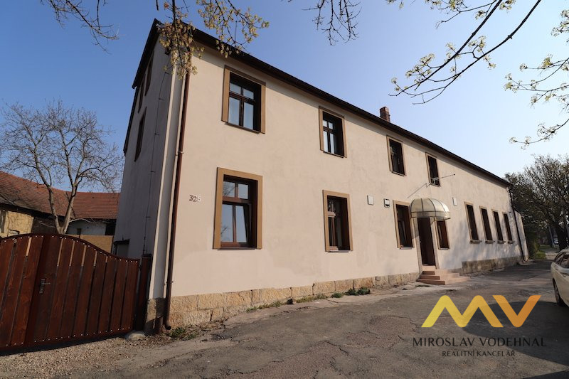 Pronájem rekonstruovaného bytu 1+1, 25 m2, Hradec Králové - Kluky. 