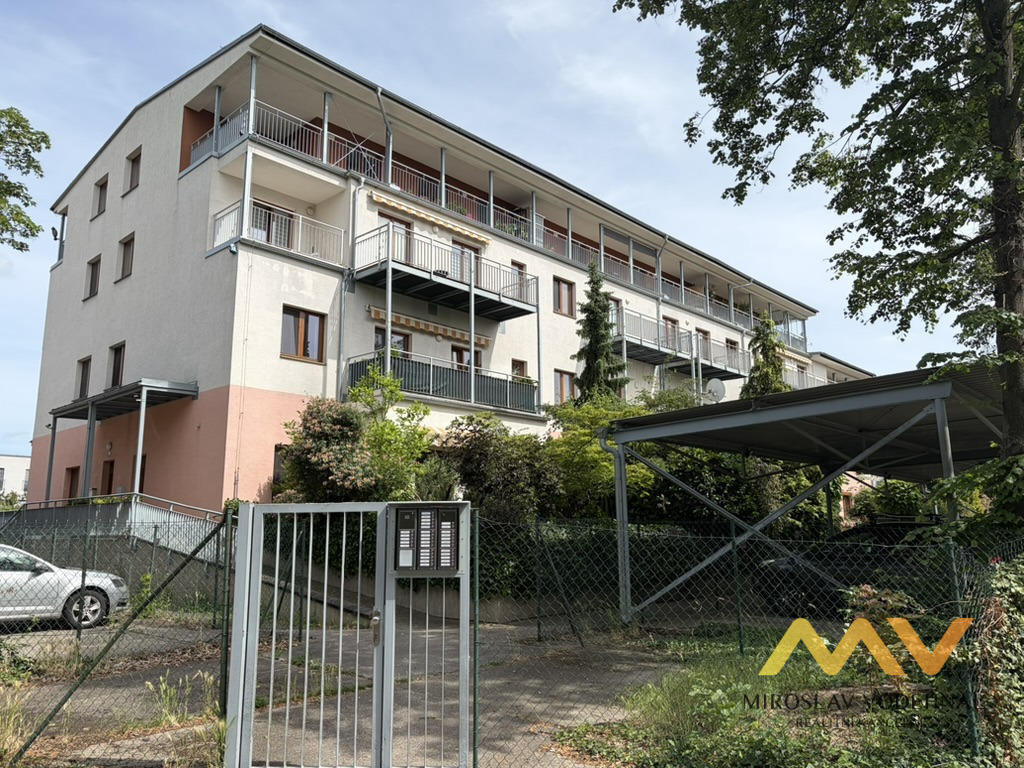 Pronájem bytu 1+kk, 32 m²  s terasou 10 m² a parkovacím stáním, Hradec Králové – ul. Mrštíkova.