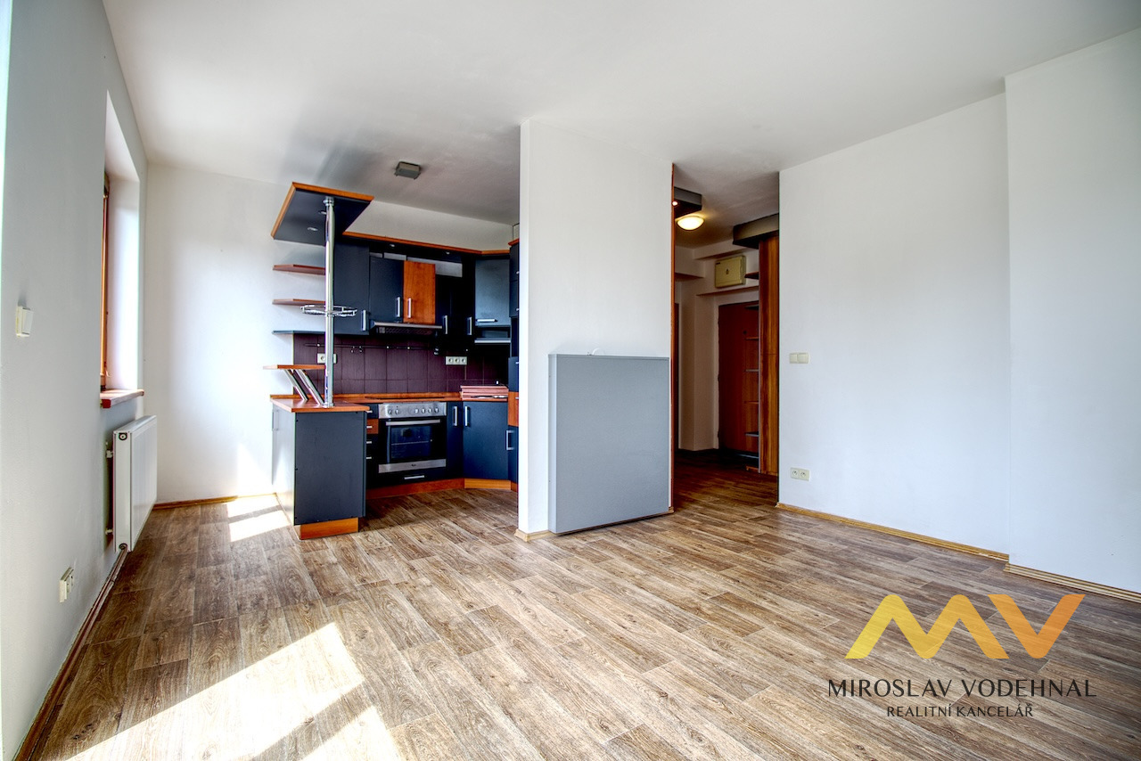 Pronájem bytu 1+kk, 32 m²  s terasou 10 m² a parkovacím stáním, Hradec Králové – ul. Mrštíkova.